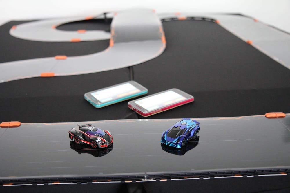 mit Handy gesteuertes Autorennen namens Anki Overdrive